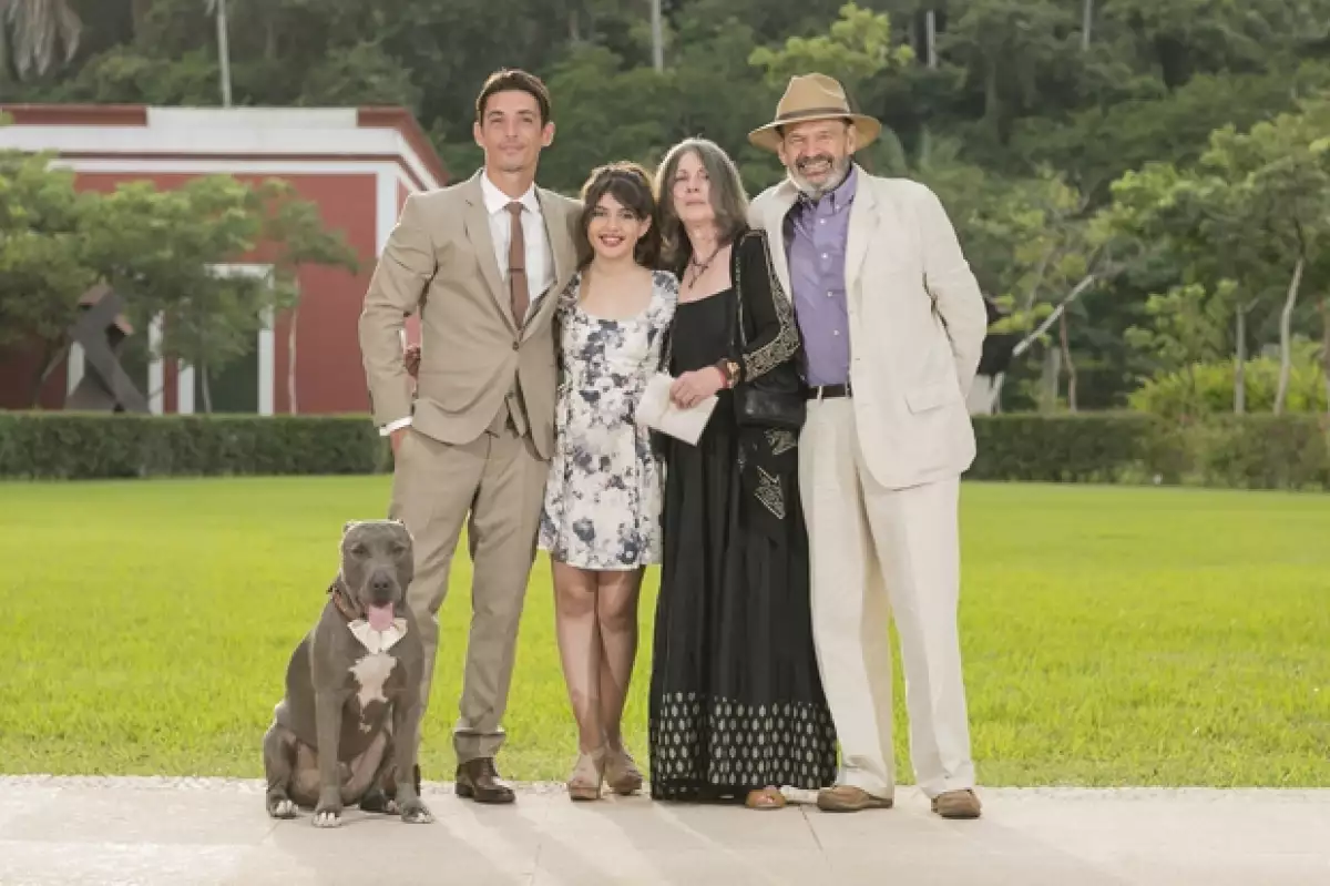 La actriz de 25 años celebró su boda el sábado en San Francisco, Nayarit con el también actor. Su hermana Marimar y su papá Gonzalo Vega la acompañaron en el gran día.