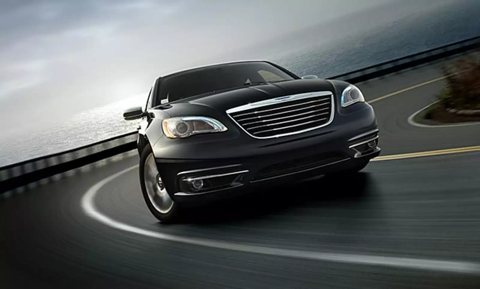 La firma automotriz presentó su nuevo modelo sedán, Chrysler 200, el sucesor del Cirrus.