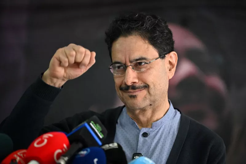 El candidato presidencial de Colombia para el partido Pacto Histórico, Iván Cepeda, levanta su puño fruncido durante una conferencia de prensa en Bogotá, el 1 de junio de 2026, el día después de las elecciones presidenciales. Abelardo de la Espriella, un candidato de extrema derecha que representa a la oposición al presidente Gustavo Petro, tiene la ventaja contra la izquierda antes de la vuelta presidencial del 21 de junio de 2026 en Colombia. 
