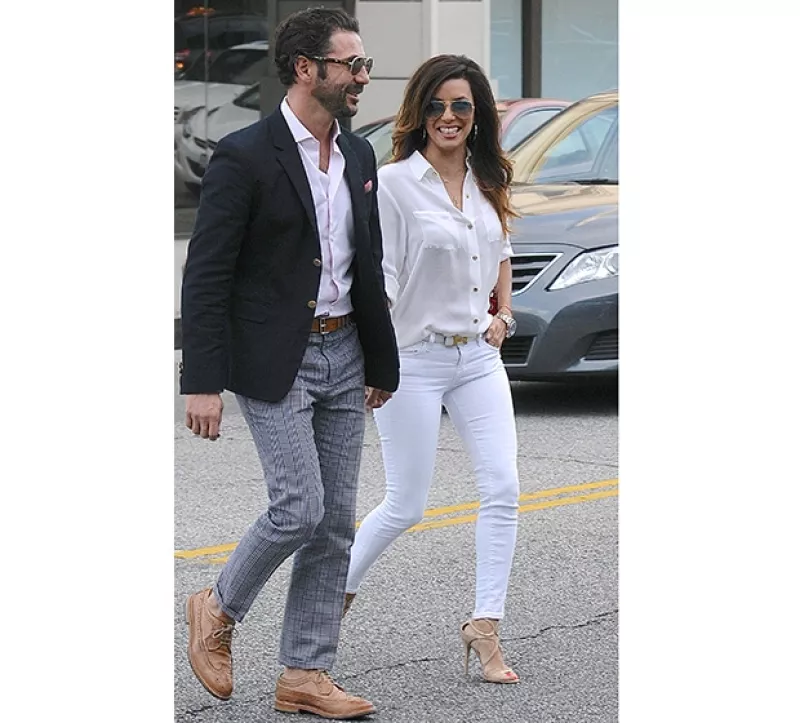 Al parecer el noviazgo entre el empresario José Antonio Bastón y la actriz y productora va viento en popa. Fueron vistos caminando juntos en West Hollywood, tomados de la mano el pasado viernes.