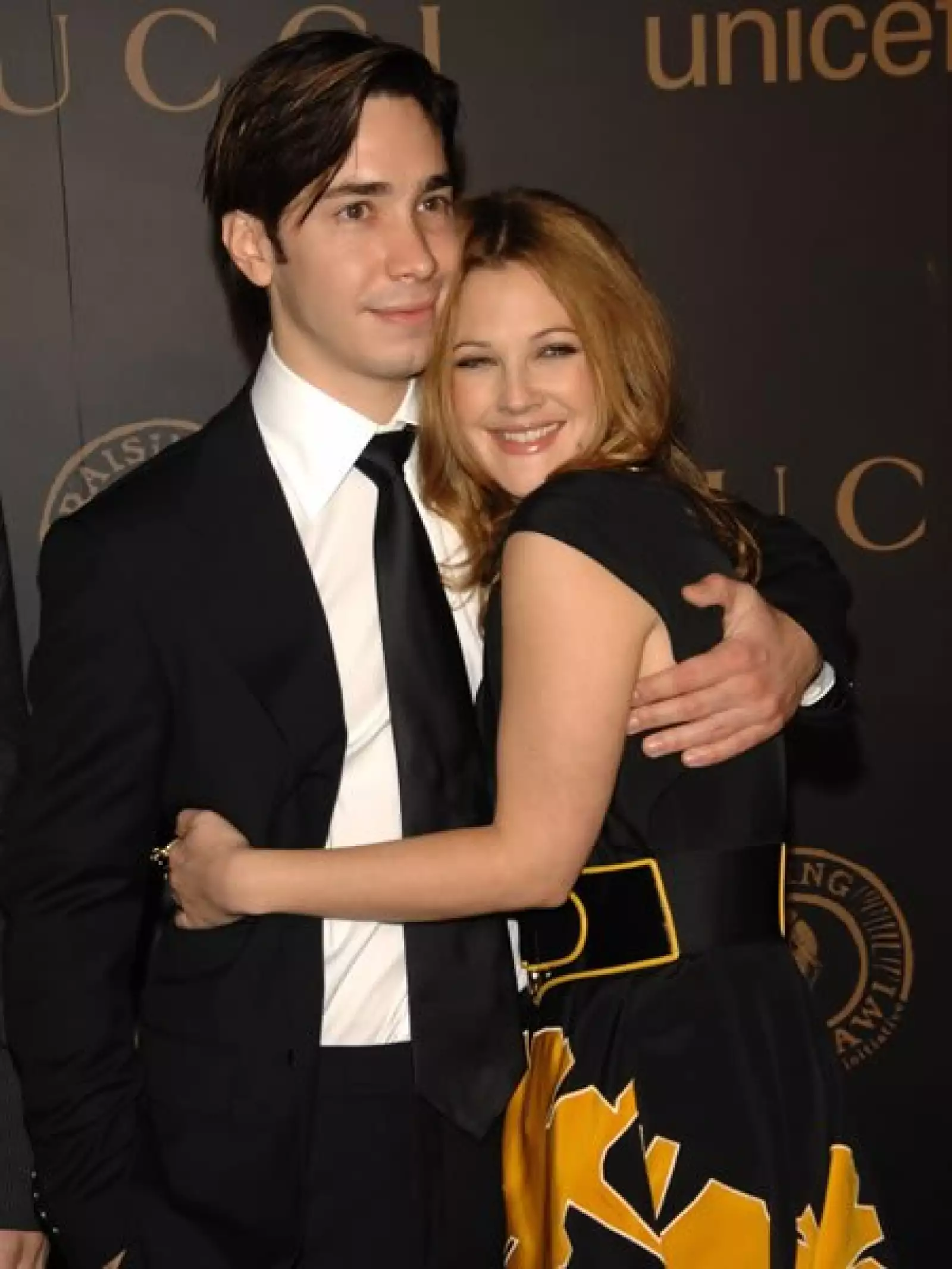 Hace algunos días, se confirmó que Justin Long y Drew Barrymore habían regresado, tras ser vistos muy cariñosos en un restaurante en Hollywood. La pareja se había separado en 2008.