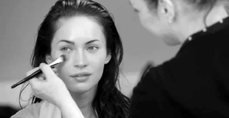 ¿Recuerdan el sexy anuncio de la nueva campaña de Armani? Pues ahora en el backstage se puede ver que la actriz no necesita ni maquillaje ni retoques para lucir espectacular.