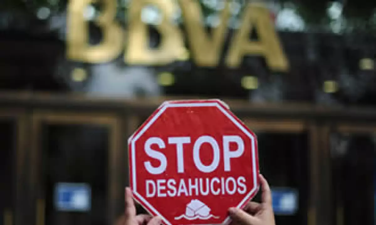 La agencia calificadora Fitch rebajó la calificación de deuda de España. (Foto: AP)