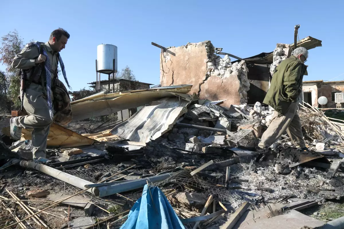 Un miembro kurdo iraní Peshmerga del Partido Democrático del Kurdistán de Irán (KDPI) inspecciona los daños sufridos en el Campamento Azadi del Partido Democrático del Kurdistán de Irán (KDPI) después de un ataque transfronterizo iraní en la ciudad de Koye (Koysinjaq), en el este del distrito de Erbil en la región autónoma del Kurdistán del norte de Irak el 3 de marzo de 2026. Estados Unidos e Israel lanzaron ataques contra Irán el 28 de febrero, con el asesinato del líder supremo de Irán y la República Islámica tomó represalias con aluvión de misiles contra los estados del Golfo e Israel. La región del Kurdistán alberga tropas de coalición lideradas por Estados Unidos, y su capital, Erbil, alberga un importante complejo consular de los Estados Unidos.