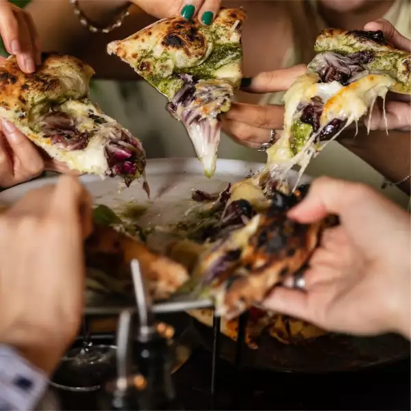 Pizza al centro perfecta para compartir y disfrutar