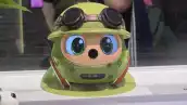 En la foto un robot Moii de color verde que es exhibido en IFA 2026.