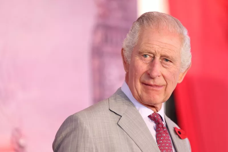 El rey Carlos III de Gran Bretaña mira antes de su discurso durante una recepción en la Residencia de los Altos Comisionados Británicos en Nairobi el 1 de noviembre de 2023. El rey Carlos III de Gran Bretaña va a recibir tratamiento hospitalario para el agrandamiento de la próstata, anunció el Palacio de Buckingham el 17 de enero de 2024.