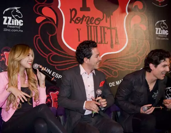 La cantante y actriz, el productor y director Manolo Caro y Alan Estrada en la presentación a los medios de la obra.