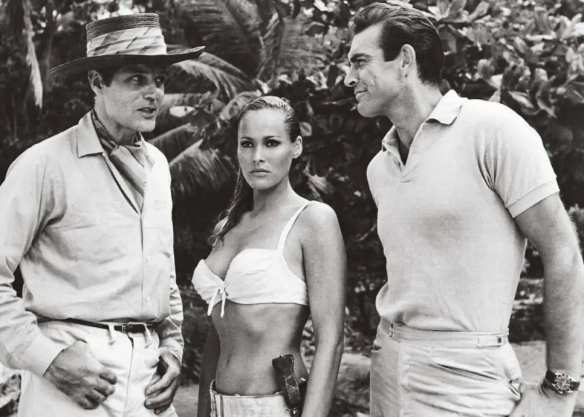 Foto de  Ursula Andress y Sean Conery en la película Dr. NO, de James Bond