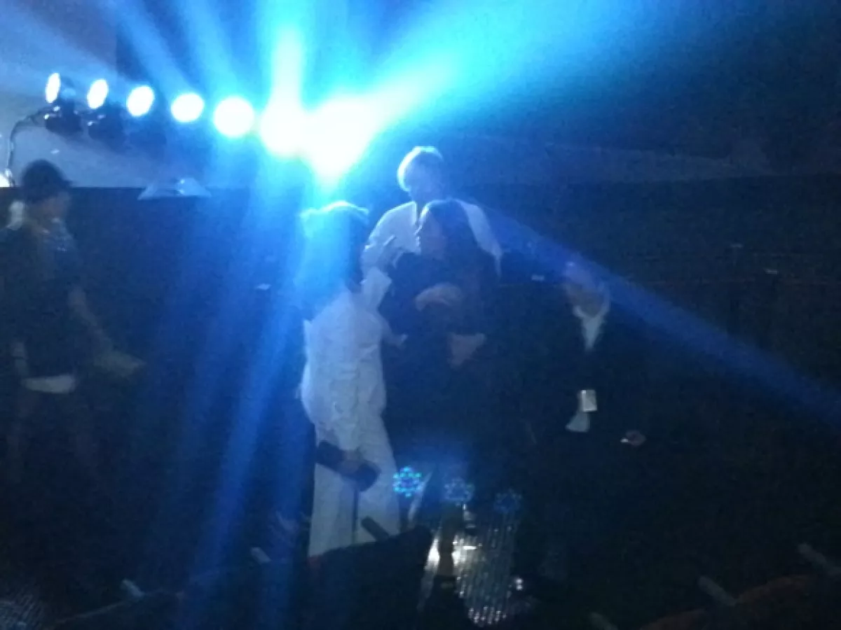 La chica rubia, de negro, a lo lejos.