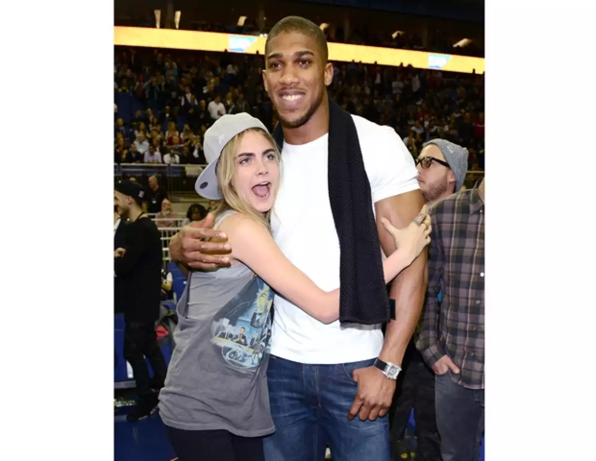 Se trata del campeón olímpico de boxeo Anthony Joshua, a quien conoció la semana pasada en un partido de basquetbol. Fuentes aseguran que no han dejado de mensajearse.