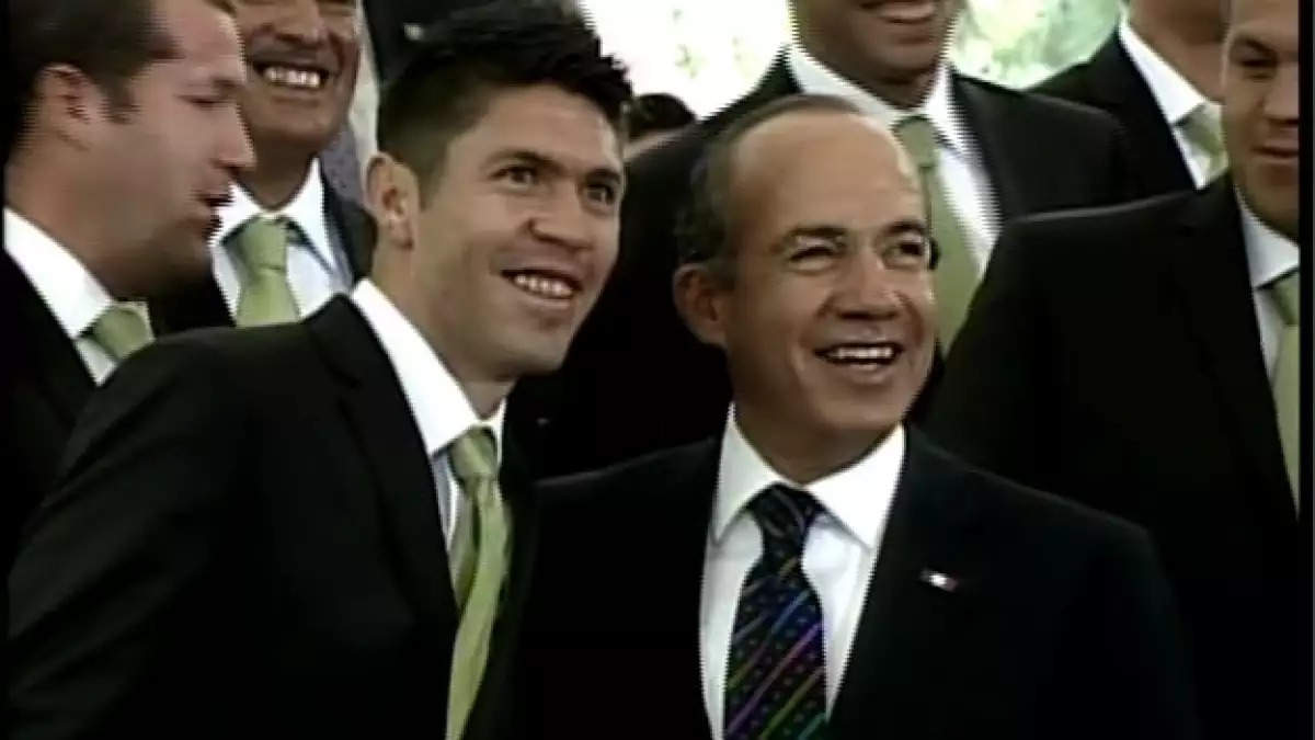 Felipe Calderon elogia a Oribe Peralta