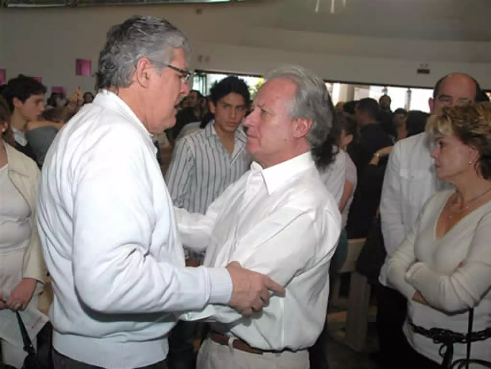 Nelson Vargas recibió el apoyo de Alejandro Martí en una misa dedicada a la memoria de Silvia, su hija, también asesinada por sus secuestradores.