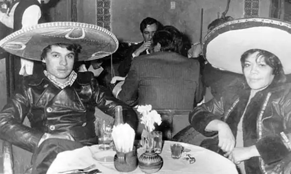 En 1966 Juan Gabriel posa con una amiga en el Noa Noa durante un descanso después de cantar.