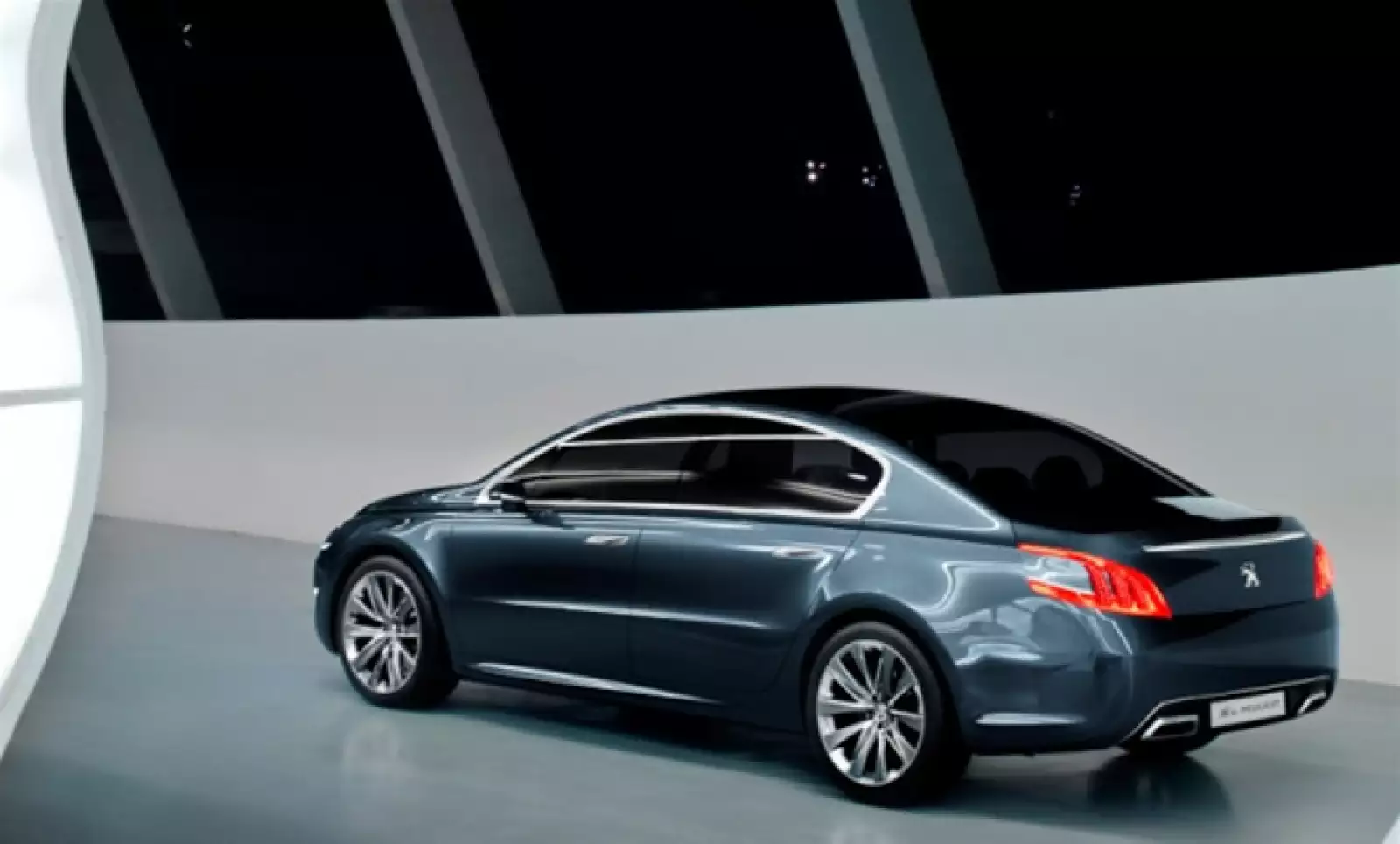 Los faros están compuestos por tres garras rojas, salientes, que personalizan el vehículo de noche y que son todo un guiño a ciertos modelos históricos de Peugeot.