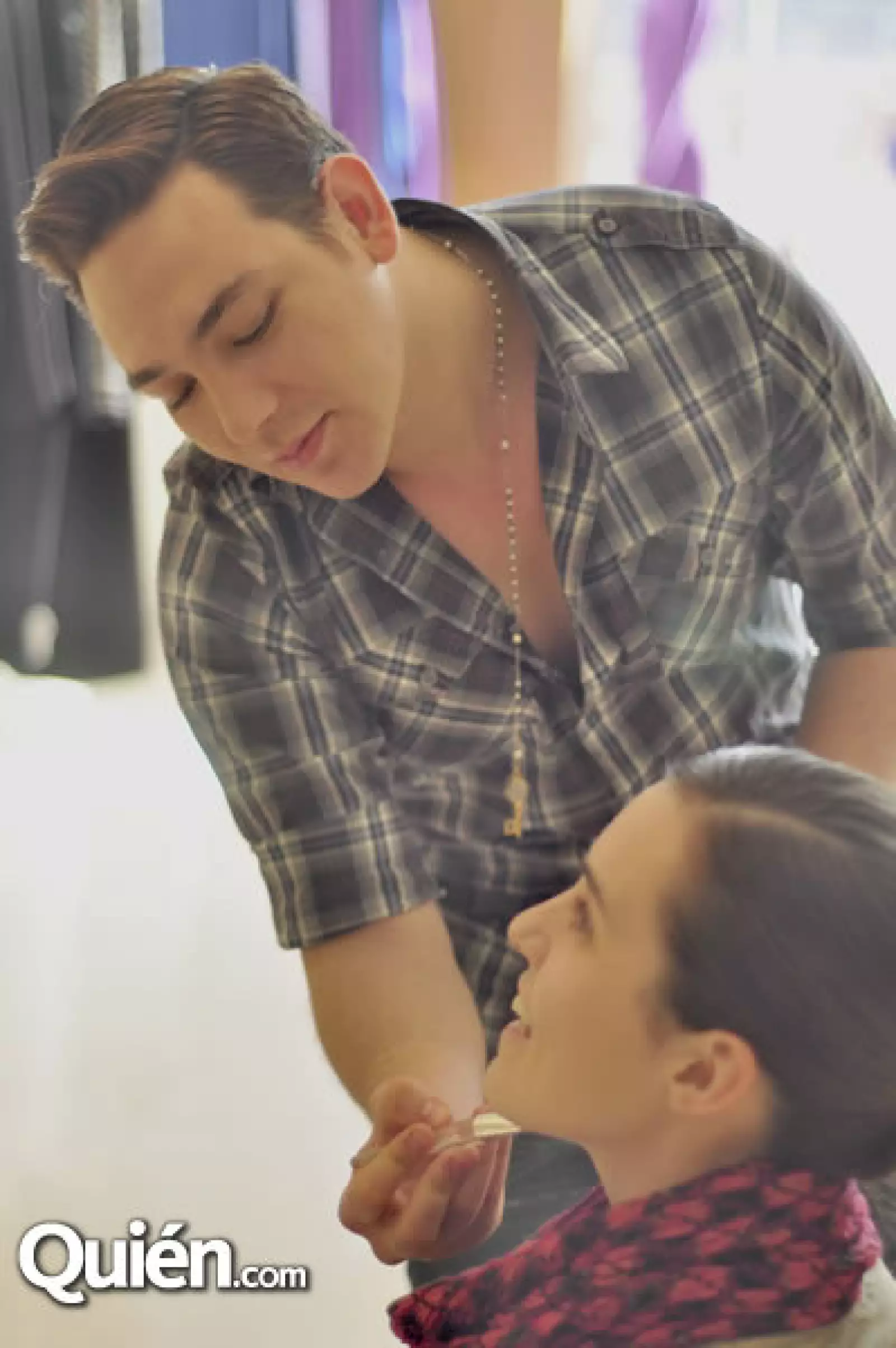 Víctor montemayor maquilla a Alejandra Villaseñor