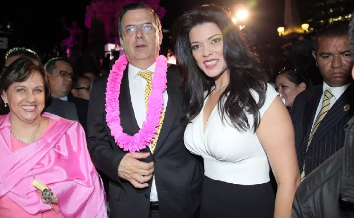 El jefe de Gobierno del DF llegó acompañado de su novia Rosalinda Bueso.