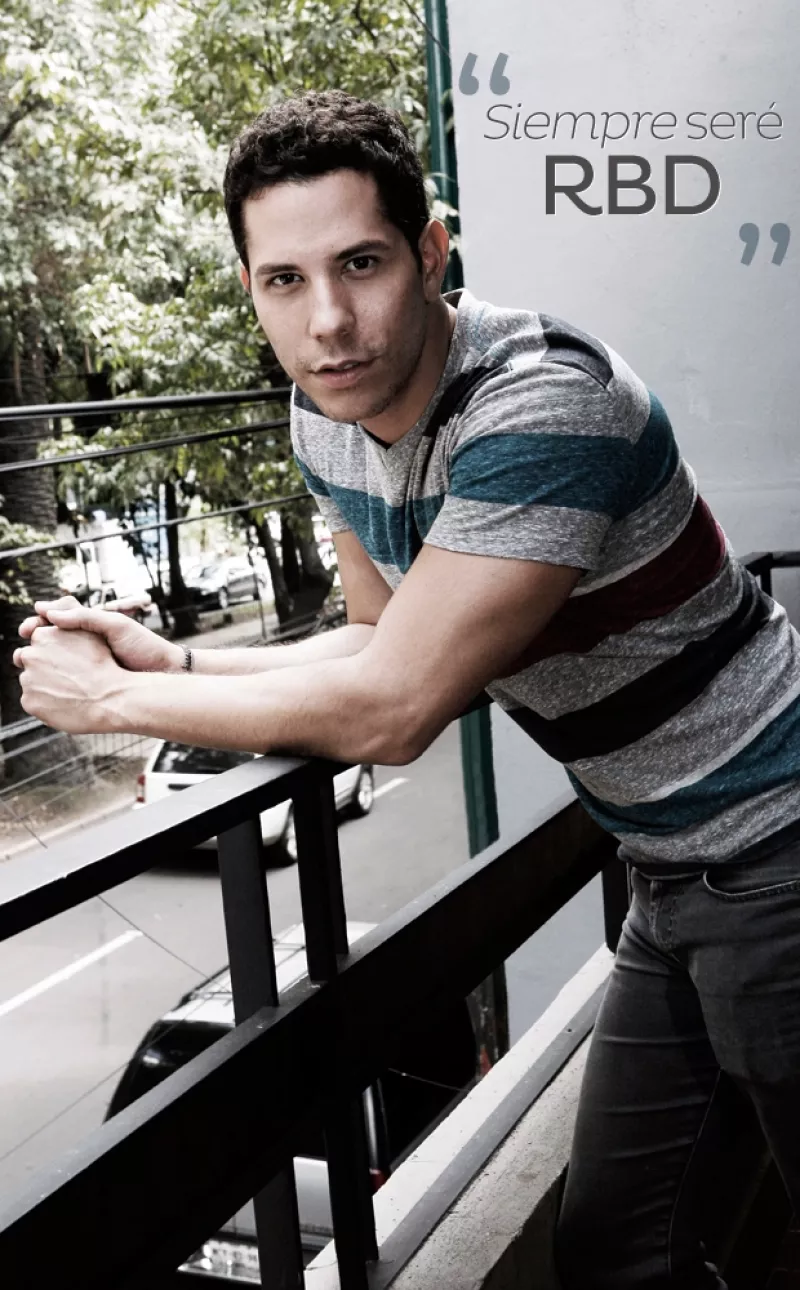 Citamos al ex RBD en una mezcalaría, perfecto escenario para que se abriera sobre su familia, su difícil camino a la fama y los amigos que dejó atrás.
