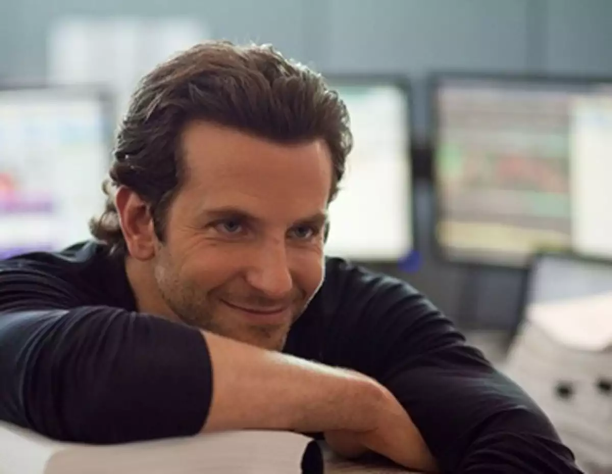 El actor estadounidense estrena este viernes la cinta `Sin límite´, donde interpreta a un aspirante a escritor cuya vida cambia cuando conoce un medicamento maravilloso.