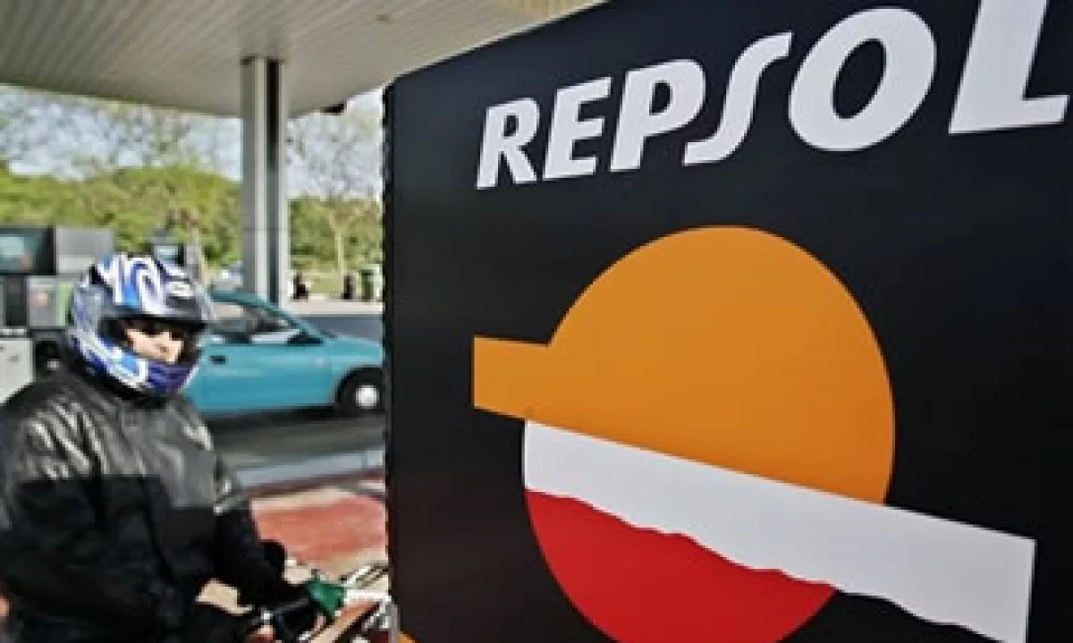 Pemex desembolsó más de 1,100 mde la semana pasada para duplicar hasta casi el 10% su participación en Repsol-YPF. (Foto: AP)