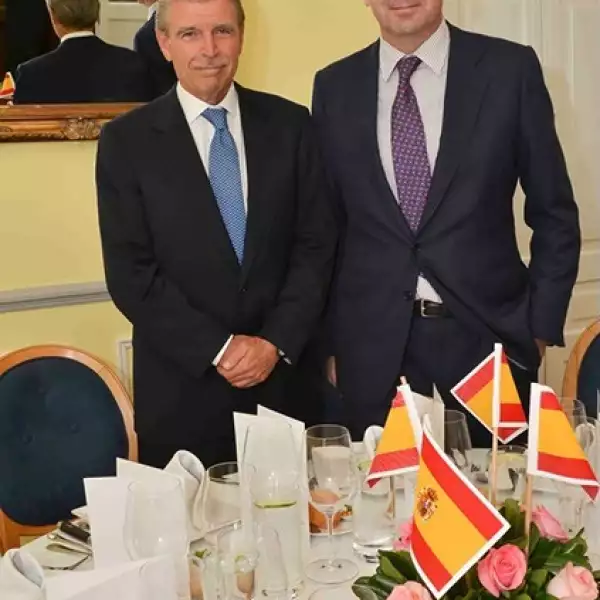 En la mesa el anfitrión Luis Gálvez y el Embajador de España, Luis Fernández Cid.