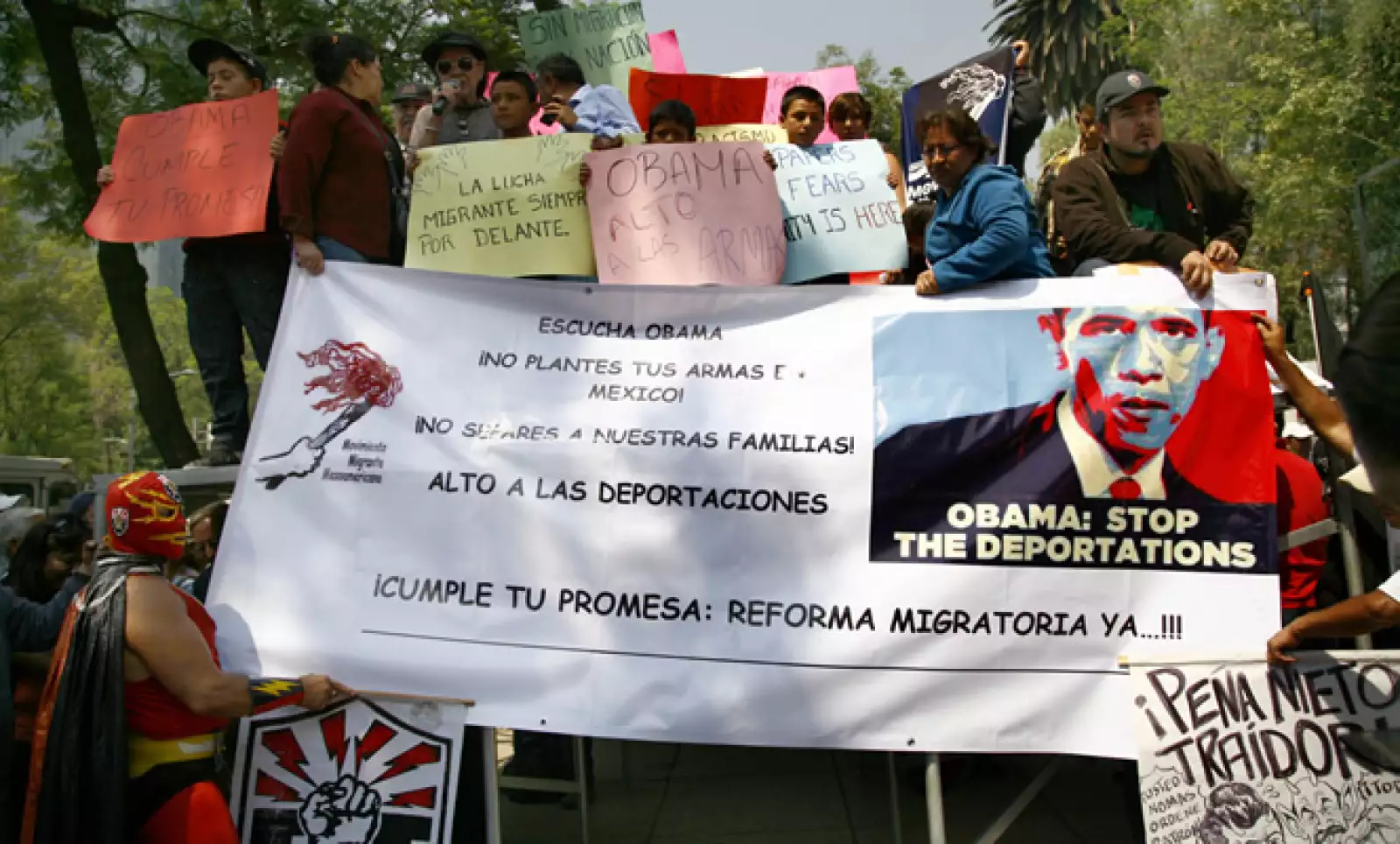 A las afueras de la Embajada estadounidense se registraron protestas en contra del mandatario. Exigen que cumpla su palabra sobre la reforma migratoria.