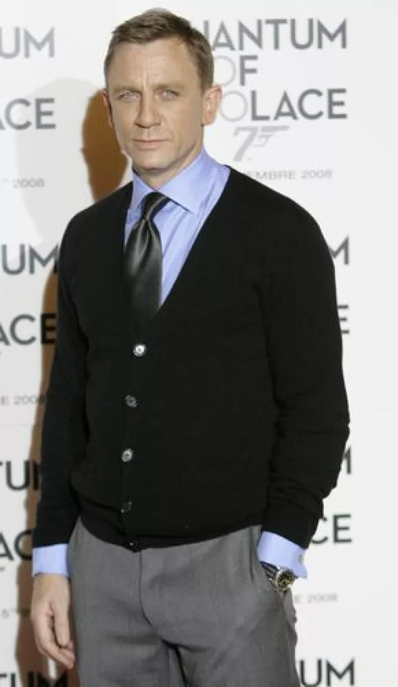 El actor asegura que meterse en el papel de un hombre de acción y mujeriego como lo es "Bond", le ha servido como vía de escape en su diario vivir.