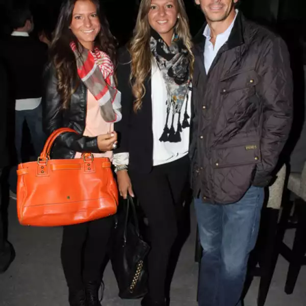 Daniela y Fernanda Guzmán con Enrique Morán