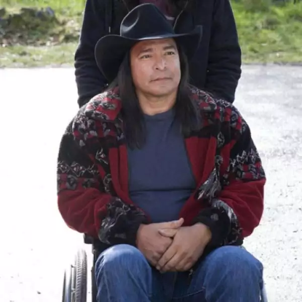 Billy Black interpretado por Gil Birmingham. Papá de Jacob y mejor amigo de Charlie. Él es de los pocos que saben la verdadera identidad de lo Cullen, por lo que no siente aprecio por ellos e intenta advertir a Bella para protegerla de los vampiros.