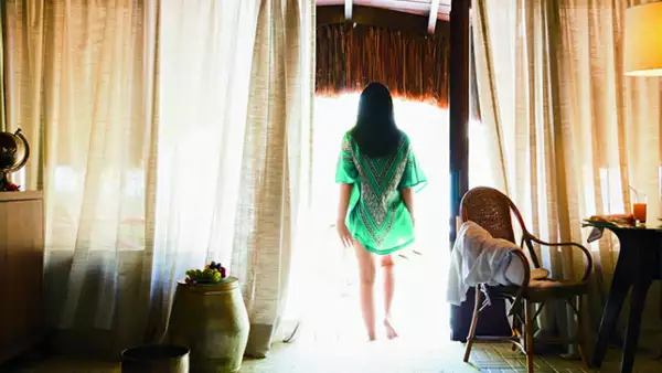 Si buscas tranquilidad, con estilo, este hotel es la opción más cómoda y sofisticada de la región. Las suites son cabañas con techo  de paja, ubicadas frente a la playa de Muro Alto. También ofrece actividades al aire libre y un spa de L’Occitane.