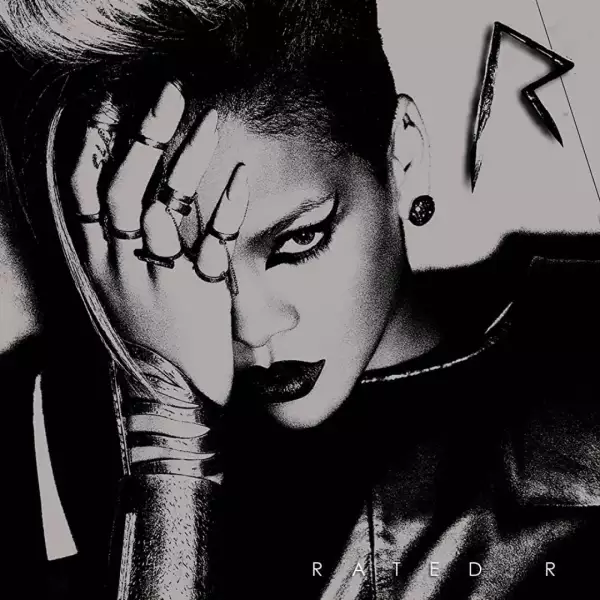 Rihanna cubriendo un ojo como señal de los illuminati