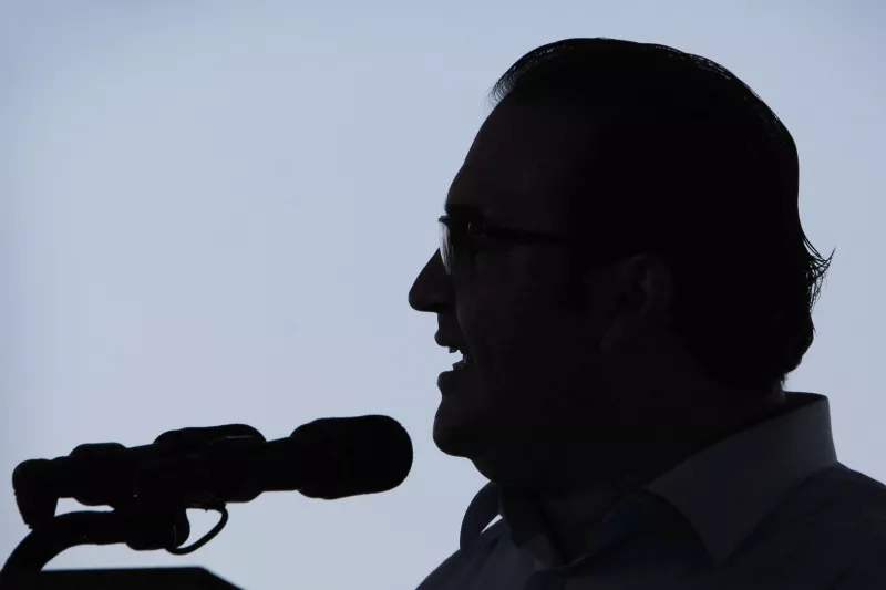 Es acusado por iiregularidades en las finanzas del estado.