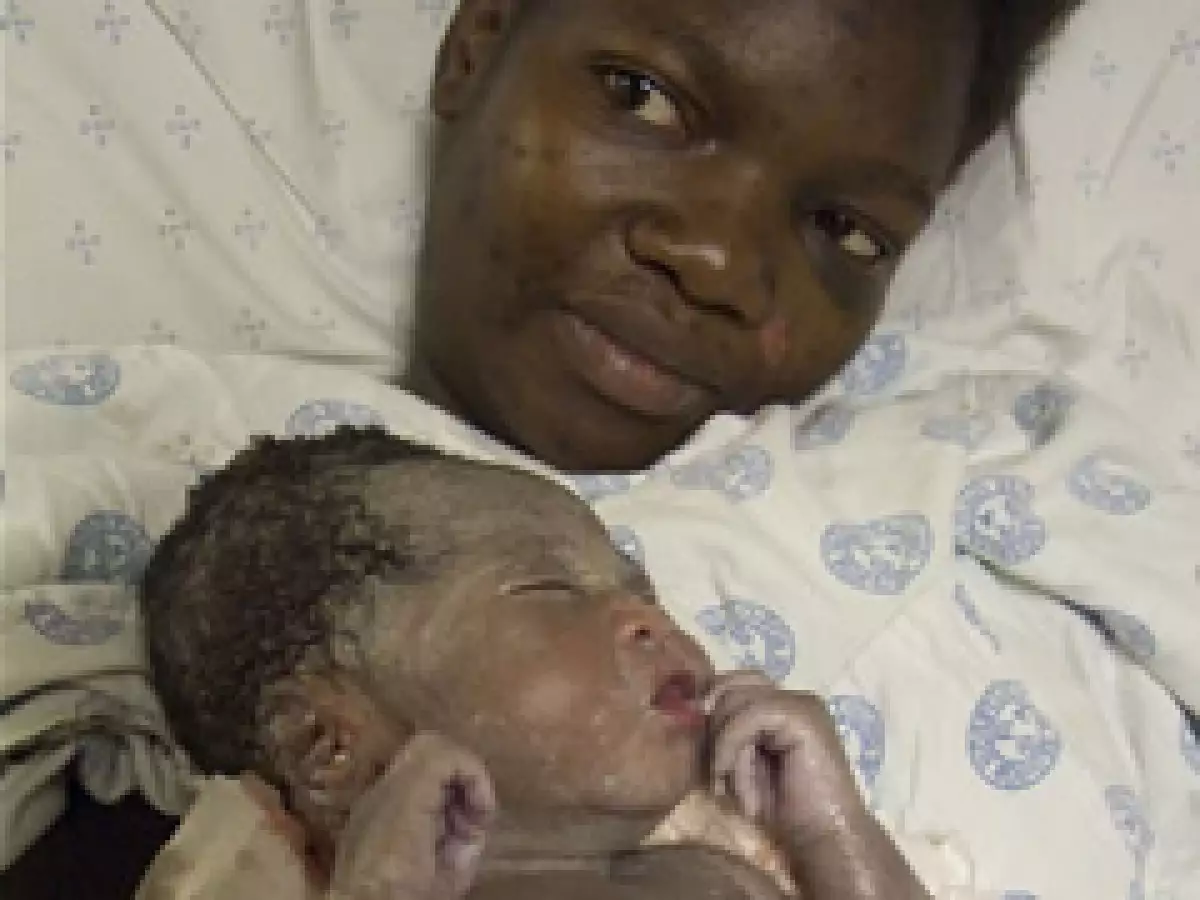Dudu Ndwandwe, de 18 años de edad, descansa con su bebita recién nacida en el hospital de Edendale, cerca de Pietermaritzburg, en Sudáfrica. (Foto: AP)