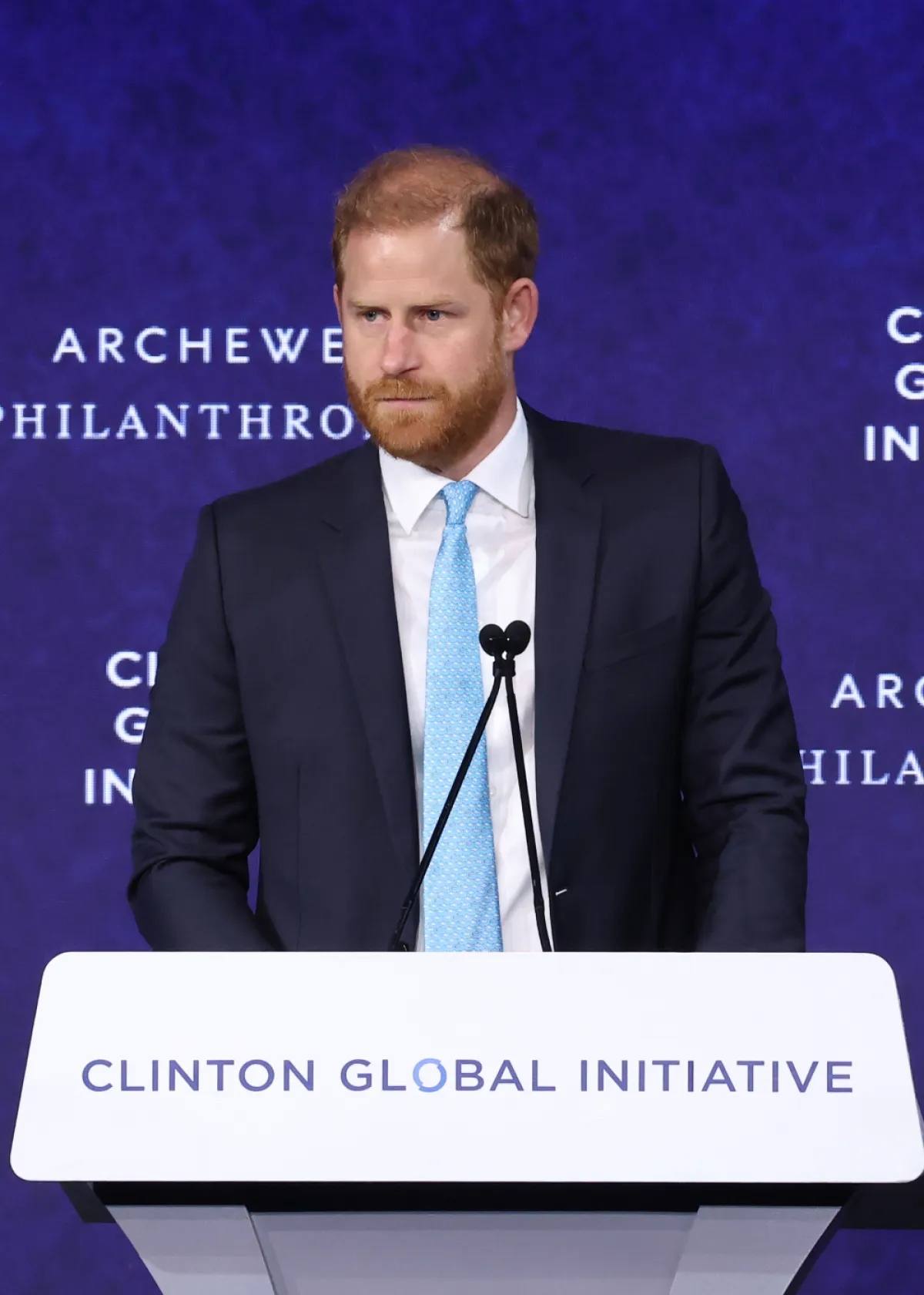 El príncipe Harry bromea después del fallo de su telemprompter mientras pronunciaba un discurso sobre los riesgos de la Inteligencia Artificial