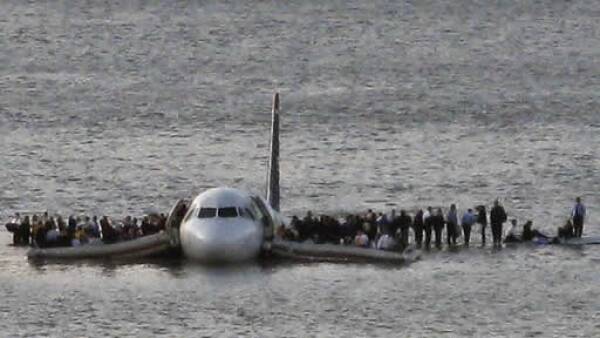 El piloto del vuelo 1549 Chesley Sullenberger, ex piloto de combate de la Fuerza Aérea con 40 años de experiencia, reportó que había chocado con pájaros a pocos kilómetros del aeropuerto.