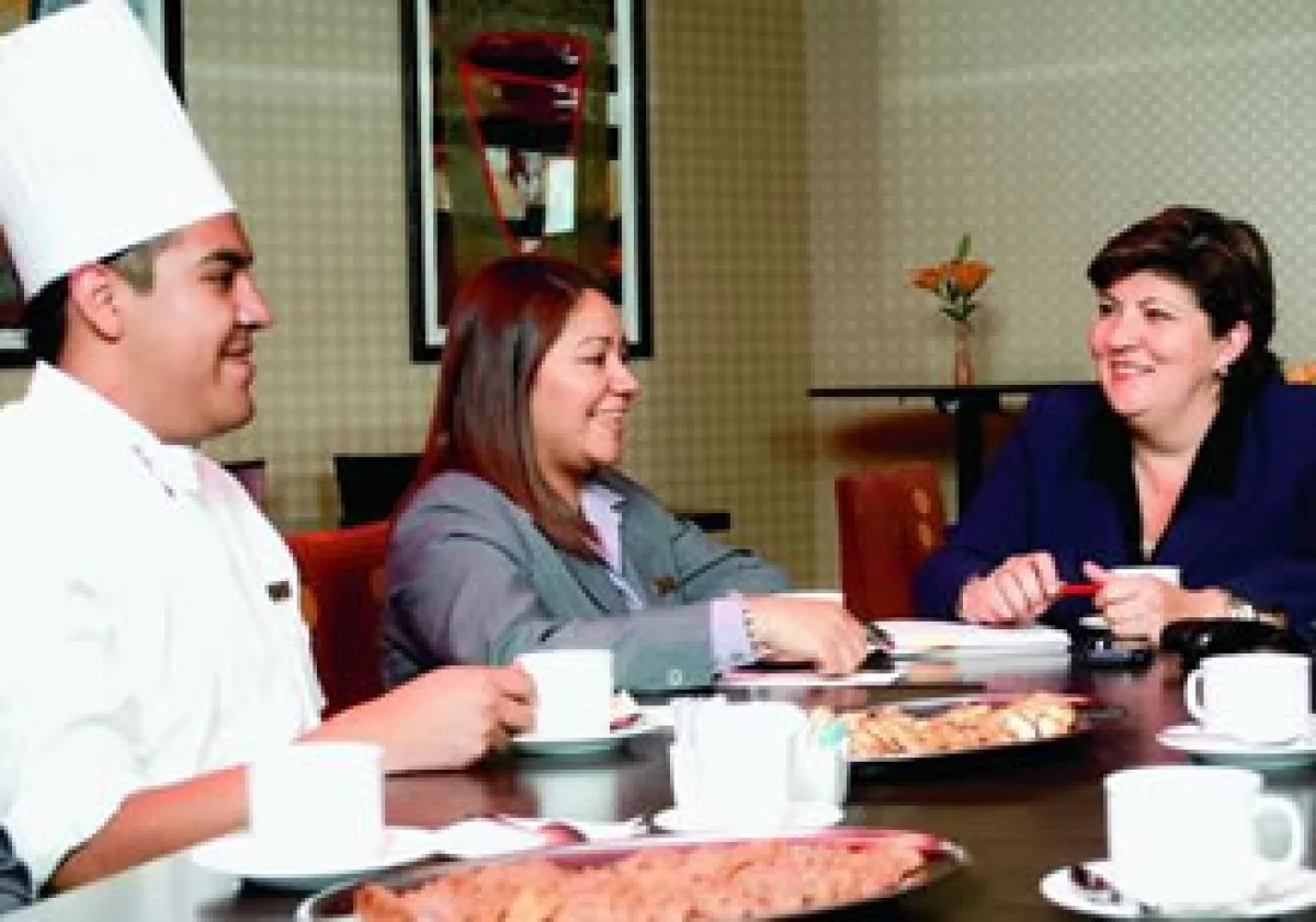 Uno de los factores que los trabajadores valoraron más fue la comunicación efectiva con sus superiores, como en el caso del Hotel Embassy Suites, cuya gerencia cita a varios empleados por mes para tomar café y conversar. (Foto: Cortesía Alfredo Pelcastre)