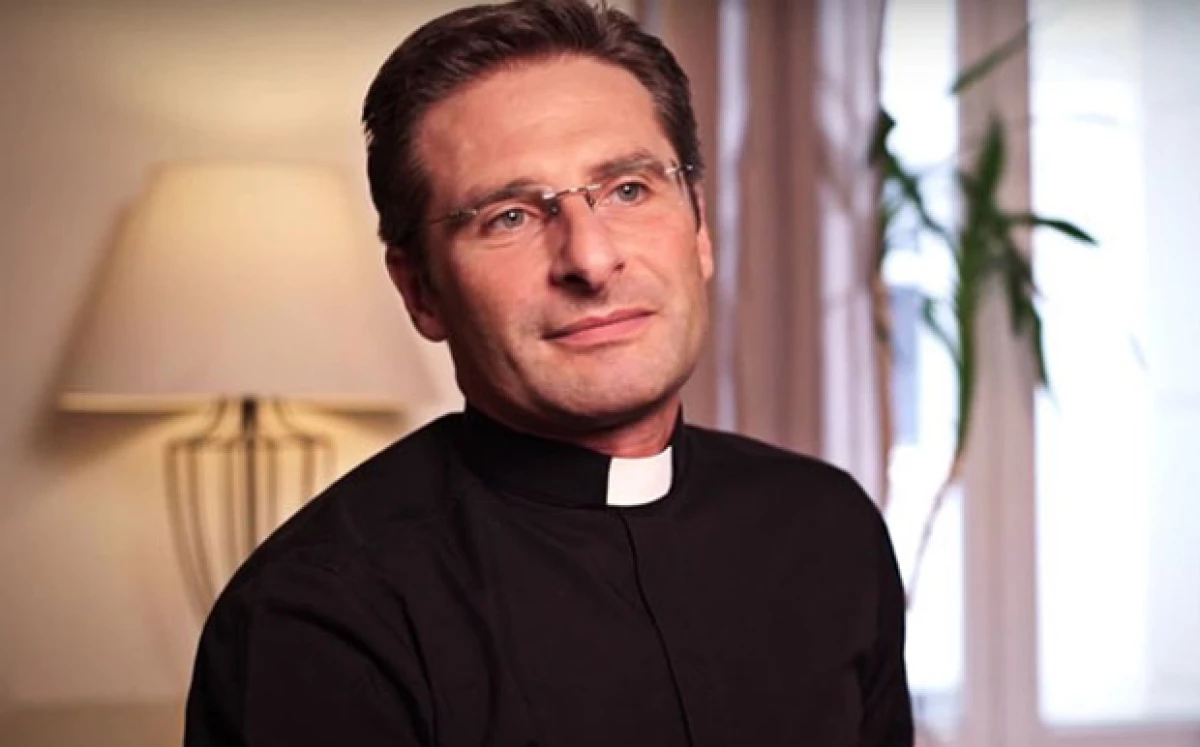 Krzysztof Olaf Charamsa anunció su homosexualidad e inlcuso informó que tiene pareja, por si fuera poco dedicó su acto para `tantos sacerdotes homosexuales que no tienen la fuerza de hacerlo´.
