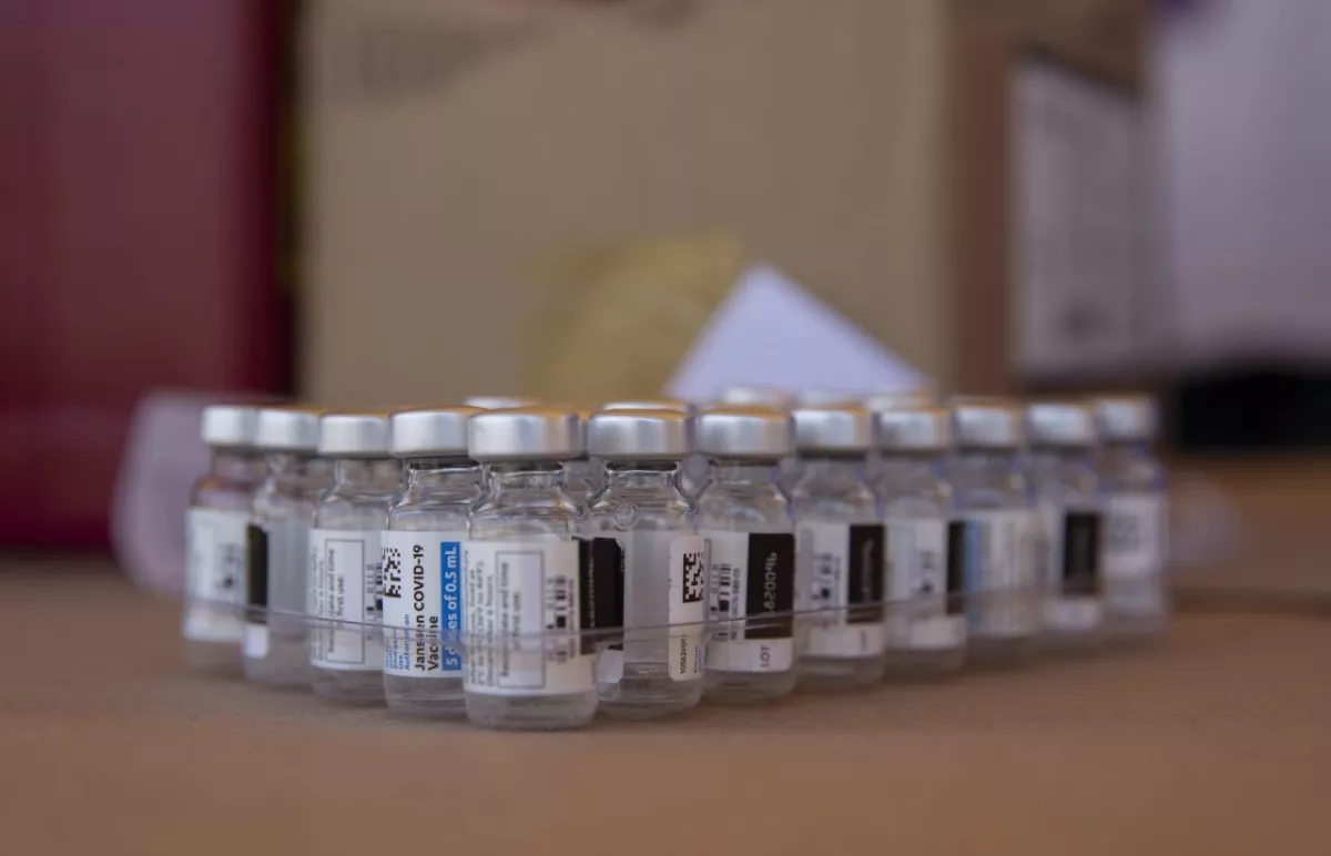 Miles de personas acuden a distintos puntos de Tijuana para aplicarse la vacuna Johnson & Johnson.