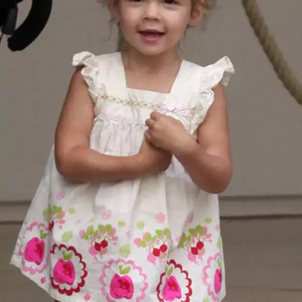 La hija de Jessica Alba se ve muy bien con batitas.