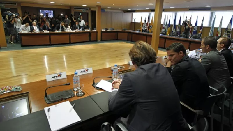 reunion para discutir la huelga de futbolistas