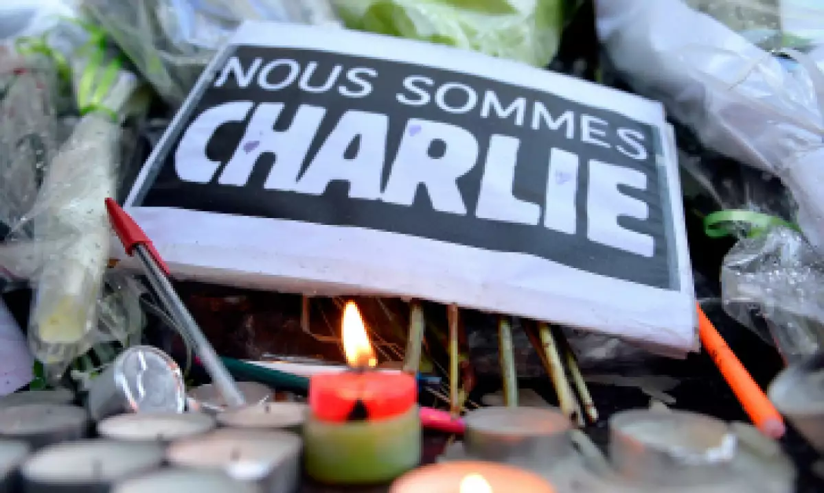 “Todos somos Charlie”, fue el lema que utilizó el mundo para condenar los ataques al semanario en 2015. (Foto: Getty Images)