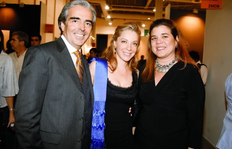 Lorenzo Lazo, Edith González y Sonia Santos en el primer día de Zona Maco.