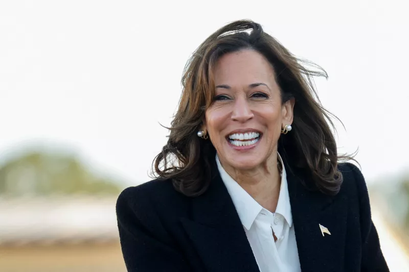 La candidata presidencial demócrata, la vicepresidenta de los Estados Unidos, Kamala Harris, reacciona al salir del aeropuerto Pitt-Greenville en Greenville, Carolina del Norte, Estados Unidos, el 13 de octubre de 2024.