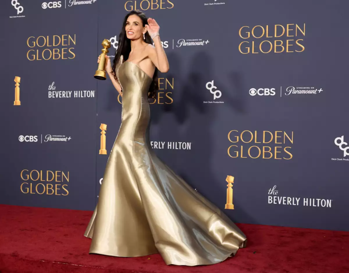 Foto de Demi Moore con su Golden Globe en la mano