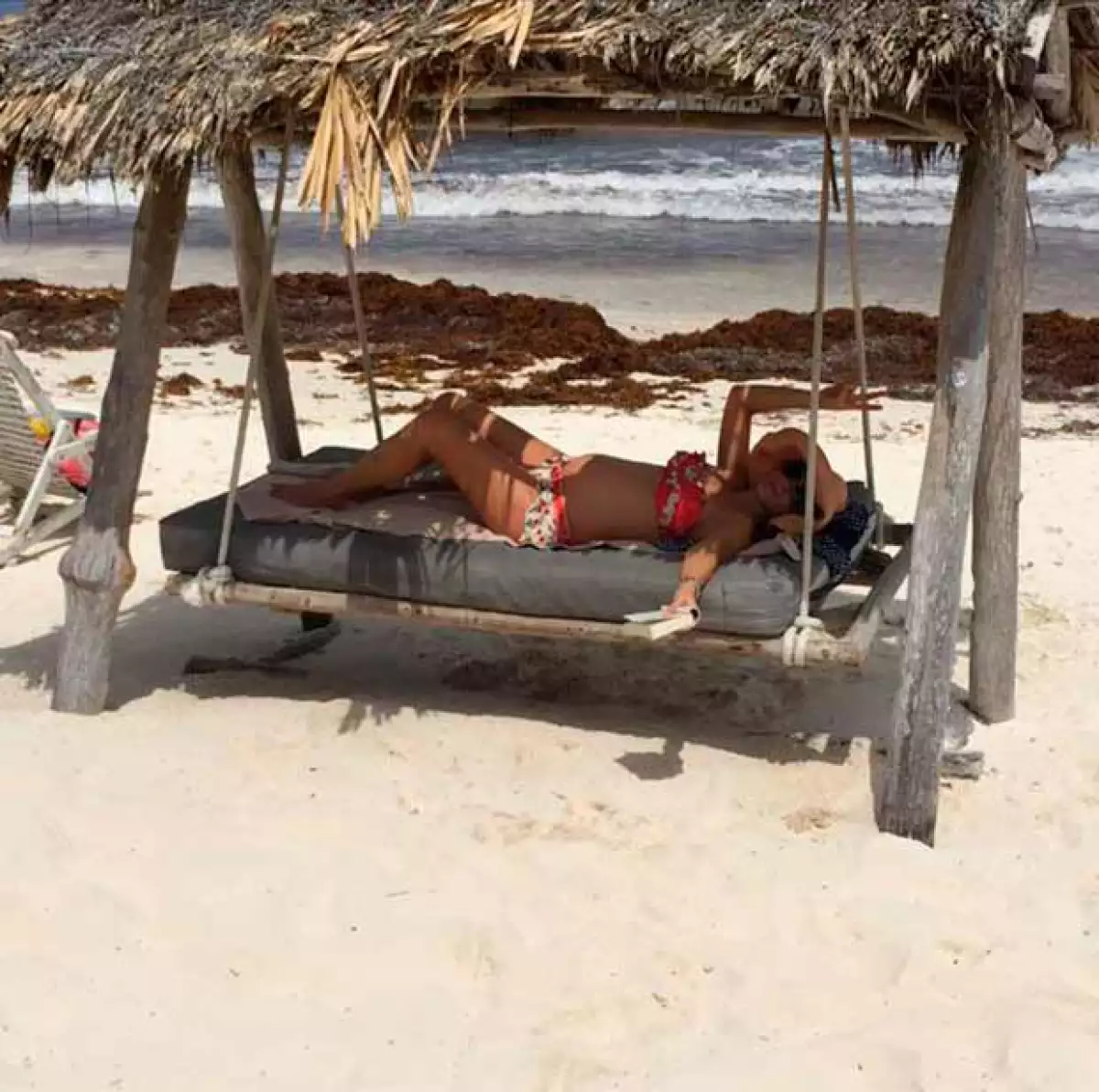 La actriz publicó una fotografía en la que la vemos relajada frente al mar luciendo muy sexy su pancita en un bikini rosa.