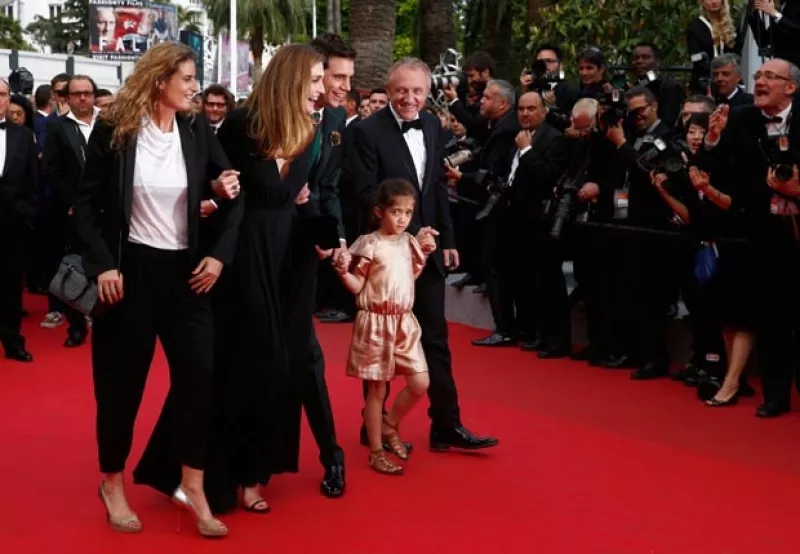 La mexicana hizo su aparición en el festival este sábado para presentar su trabajo como productora de una película animada. Su esposo y su hija la acompañaron a la glamurosa premiere.