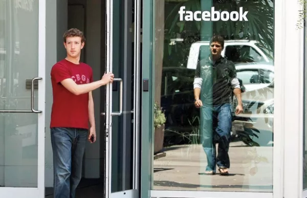Mark Zuckerberg es uno de los jóvenes más ricos del mundo. Contrario al estilo de vida de los billonarios, él vive en una pequeña casa rentada y maneja un auto compacto.