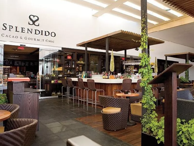 Una tienda gourmet de primera, una barra de repostería y una envidiable terraza en la que se antoja pasar toda una tarde: queda claro que este no es un deli cualquiera.