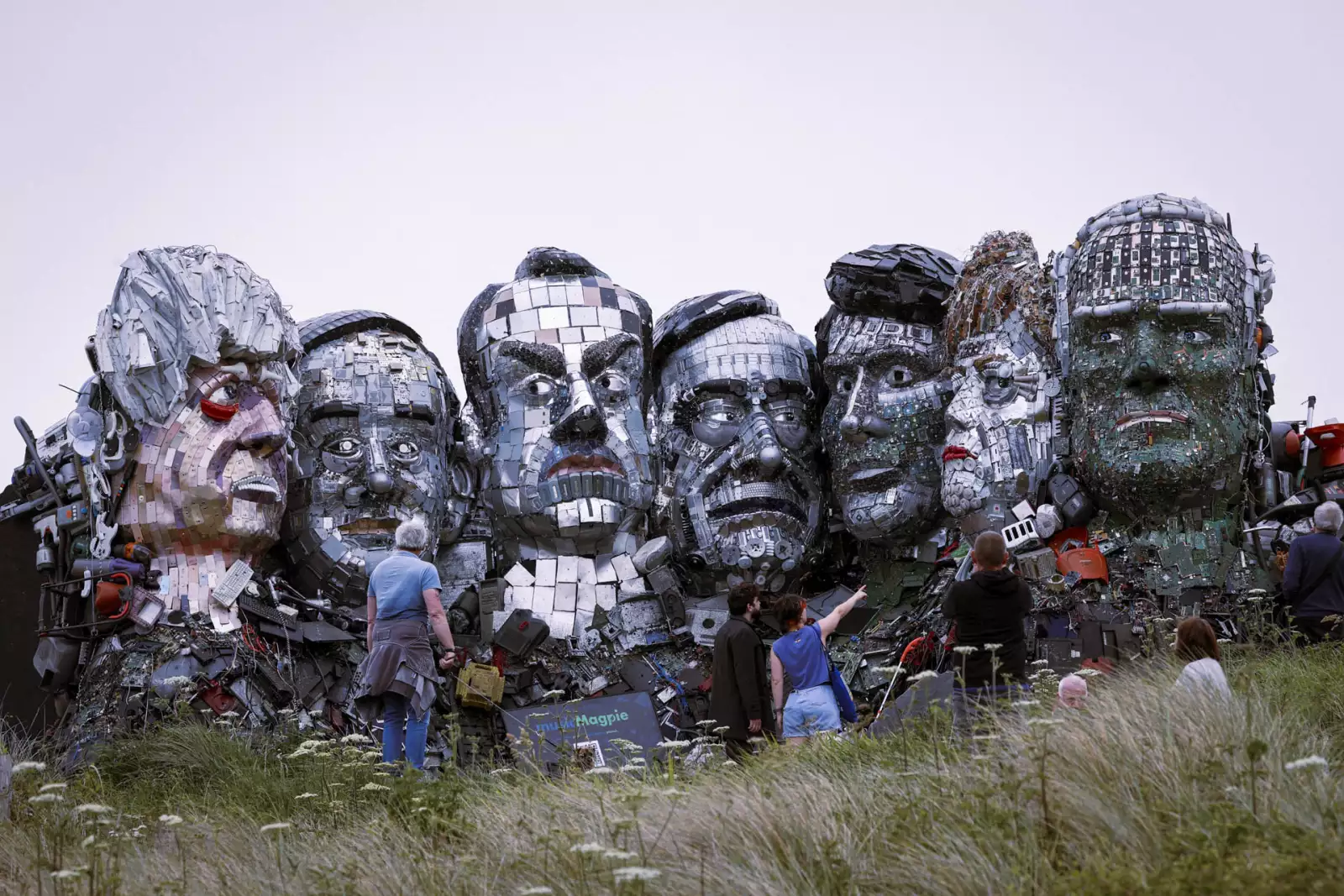 El cambio climático es también una de las prioridades del G7. La gente mira una escultura gigante al estilo del Monte Rushmore de las cabezas de los líderes del G7, hecha por los artistas Joe Rush y Alex Wreckage completamente de productos electrónicos desechados, en una playa cerca de Carbis Bay, Cornwall.