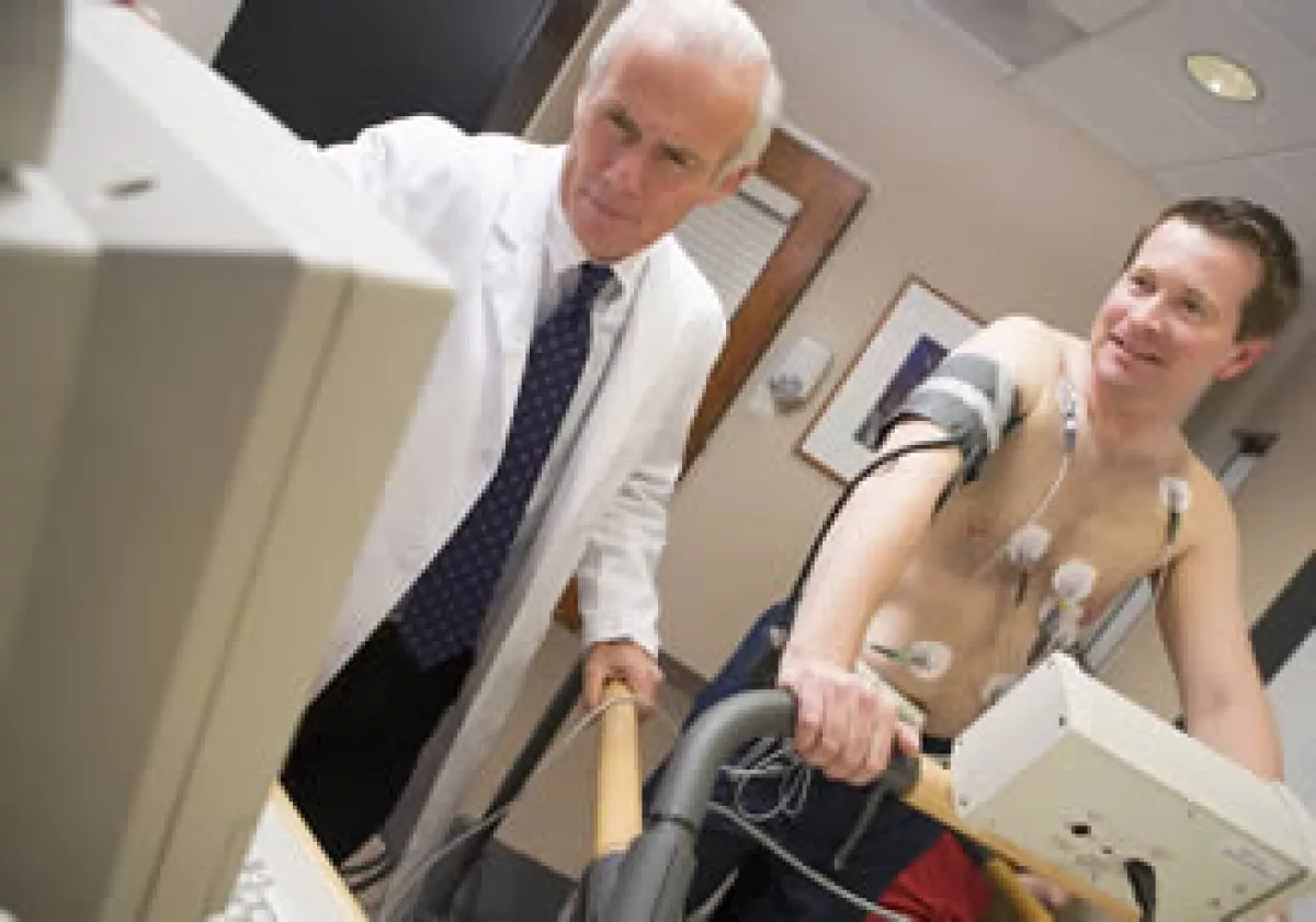 El experto en salud recomienda que los trabajadores acudan al médico para hacer una valoración periódica de su salud. (Foto: Photos to go)